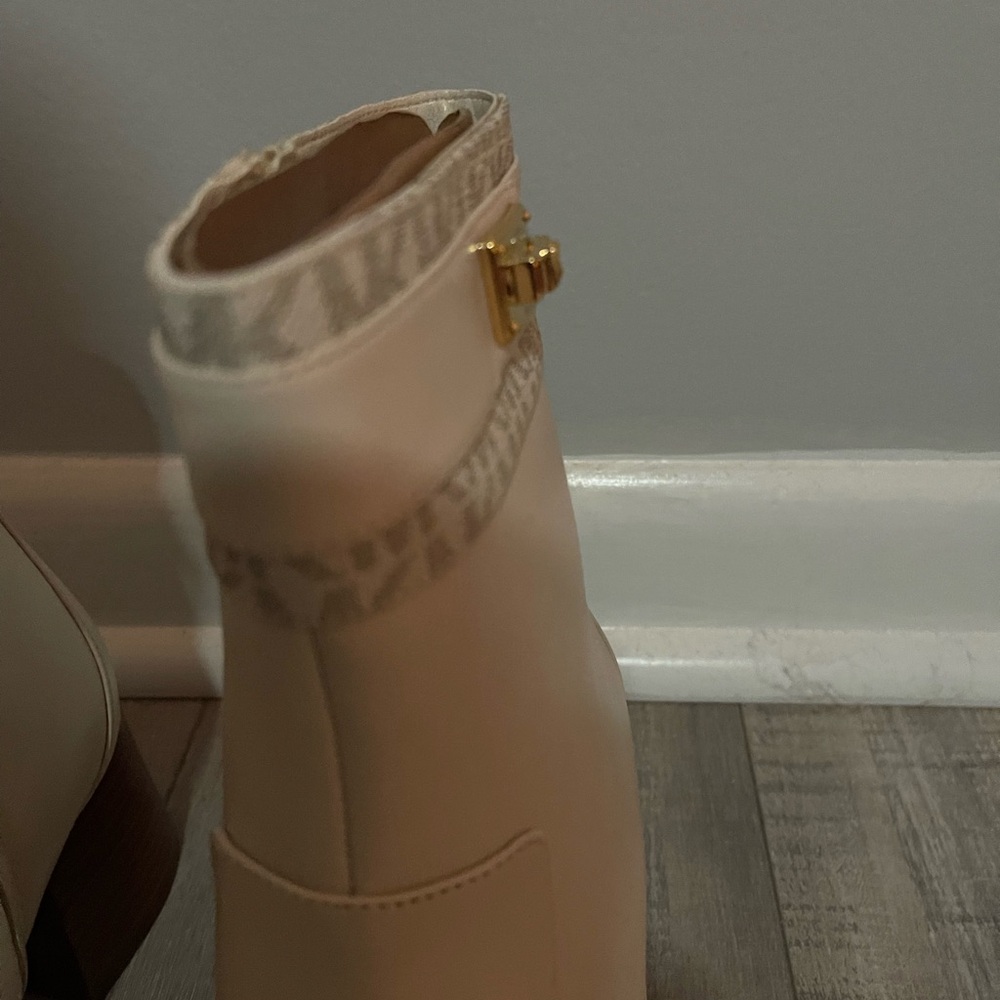 NWOB Michael Kors Cream Ankle Booties Size 9 - Picture 3 of 14